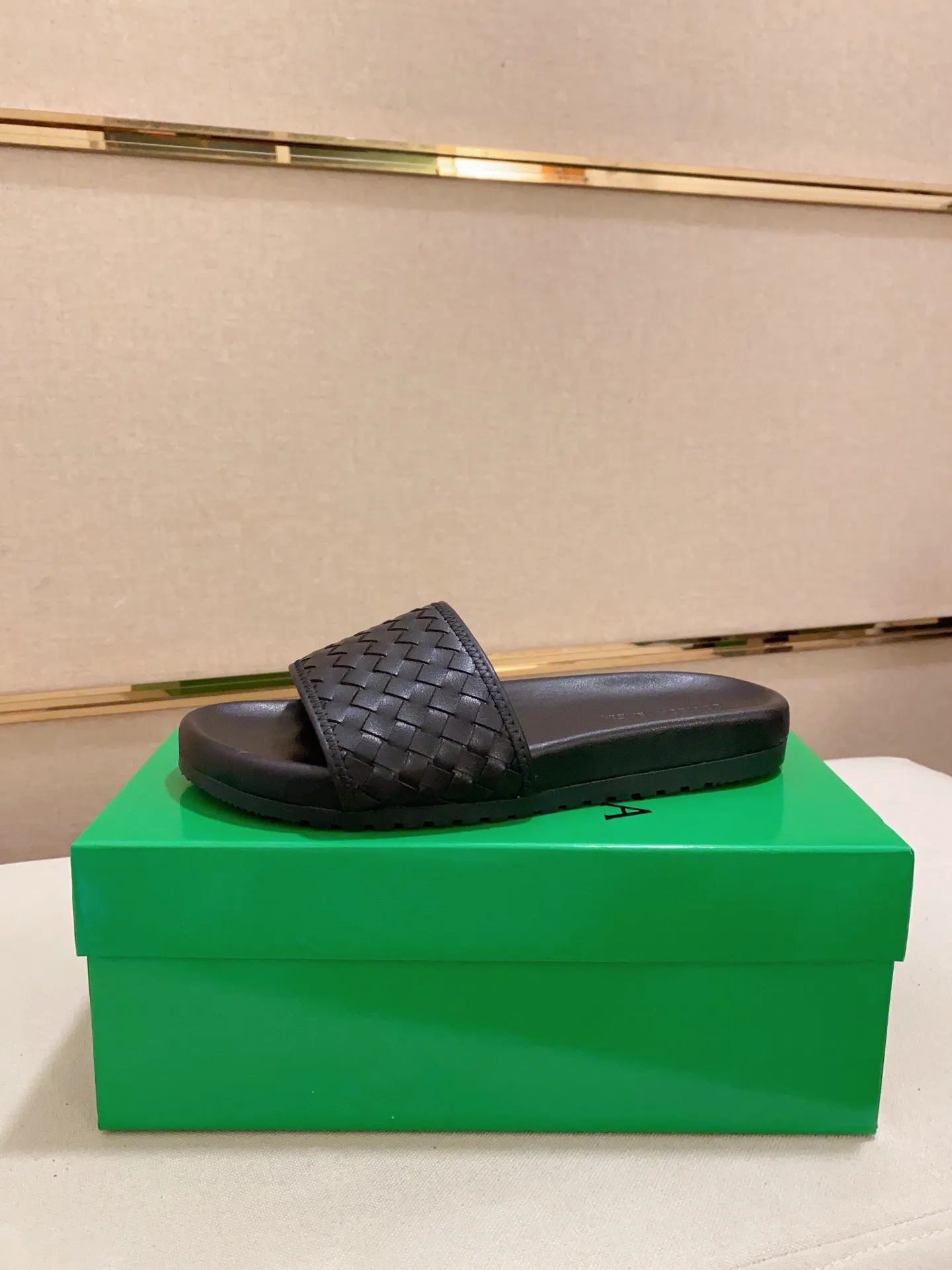 Men's shoes 💰: 320💰[BV~Bottega Veneta] Trendy new slippers are on the market. Same style as the official website. Counter quality [strong][strong][strong] Selected cow patent leather weaving. High-end atmosphere. Very cost-effective. Original wear-resistant rubber outsole. Fine workmanship. The upper layer of materials is used. The quality is visible. Shoe size 38-45.